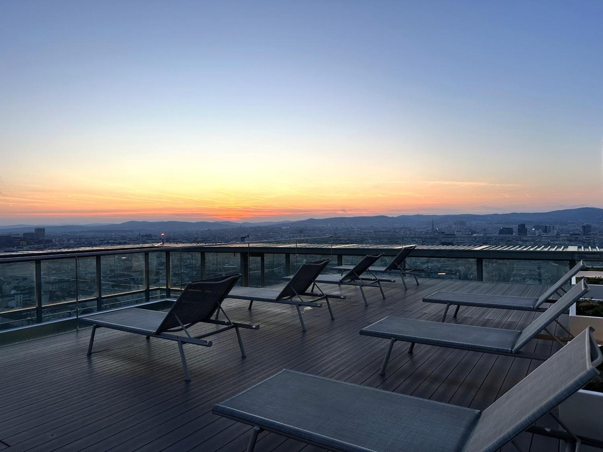 Panorama Sky Apartment I Rooftop Pool I Metro Station Wien Ngoại thất bức ảnh